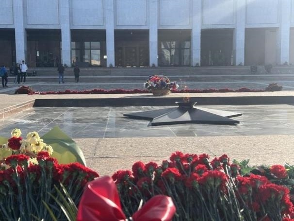 當(dāng)?shù)貢r間5月6日下午，莫斯科勝利廣場上的長明火兩旁放滿鮮花。