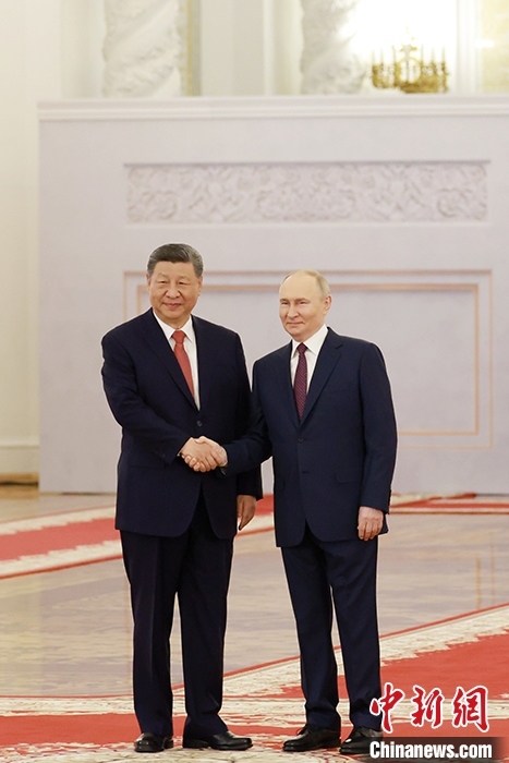 當(dāng)?shù)貢r(shí)間5月8日上午，中國(guó)國(guó)家主席習(xí)近平出席俄羅斯總統(tǒng)普京在克里姆林宮舉行的歡迎儀式。 中新社記者 盛佳鵬 攝