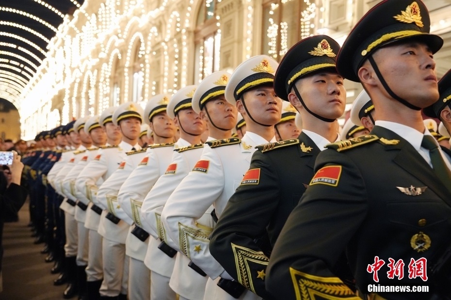 當(dāng)?shù)貢r(shí)間5月3日晚，俄羅斯首都莫斯科，俄羅斯紀(jì)念衛(wèi)國(guó)戰(zhàn)爭(zhēng)勝利80周年閱兵式第二次彩排，中國(guó)人民解放軍儀仗司禮大隊(duì)震撼亮相，受到華僑華人、留學(xué)生和當(dāng)?shù)孛癖姛崃覛g迎。中新社記者 田冰 攝