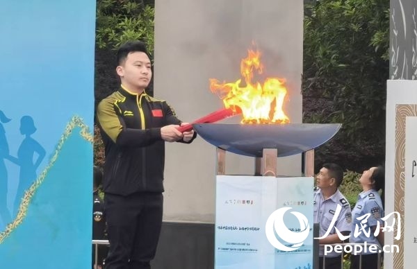 在活動開幕式上，馮喆點燃火炬。人民網記者 楊磊攝