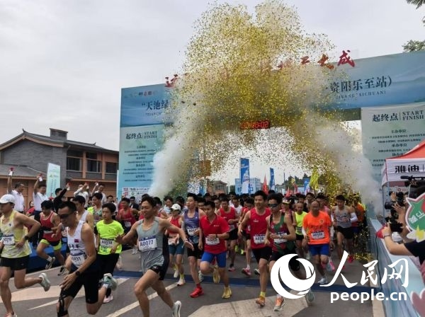 全民健身跑參賽選手沖出起點。人民網記者 楊磊攝