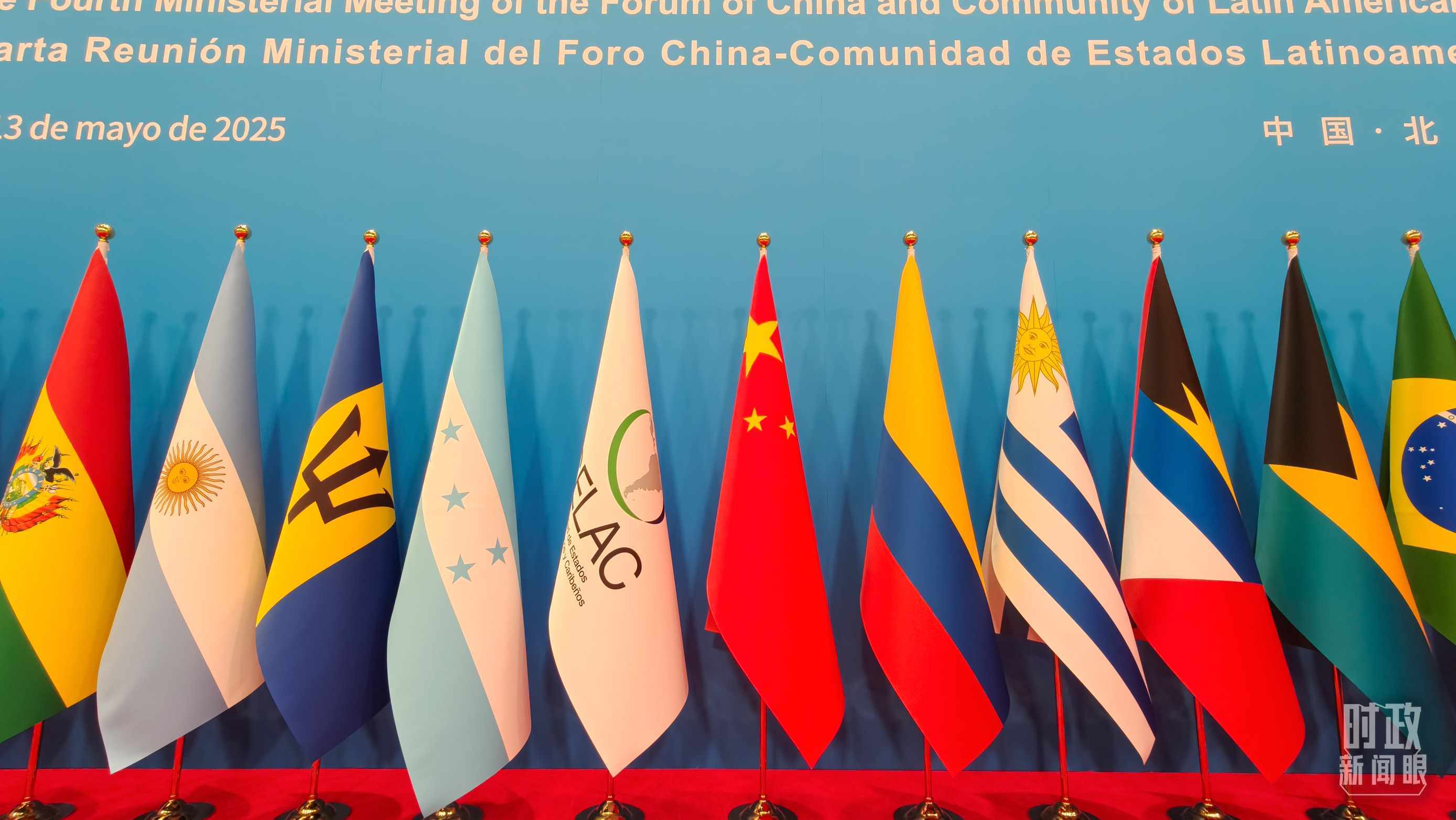 開幕式現(xiàn)場的旗陣。（總臺央視記者陸泓宇拍攝）