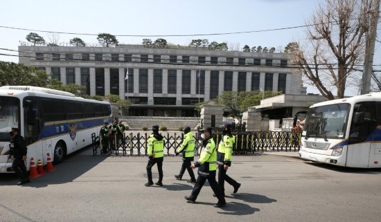 4月3日，在韓國首爾，警察在韓國憲法法院前執(zhí)勤。新華社記者姚琪琳攝