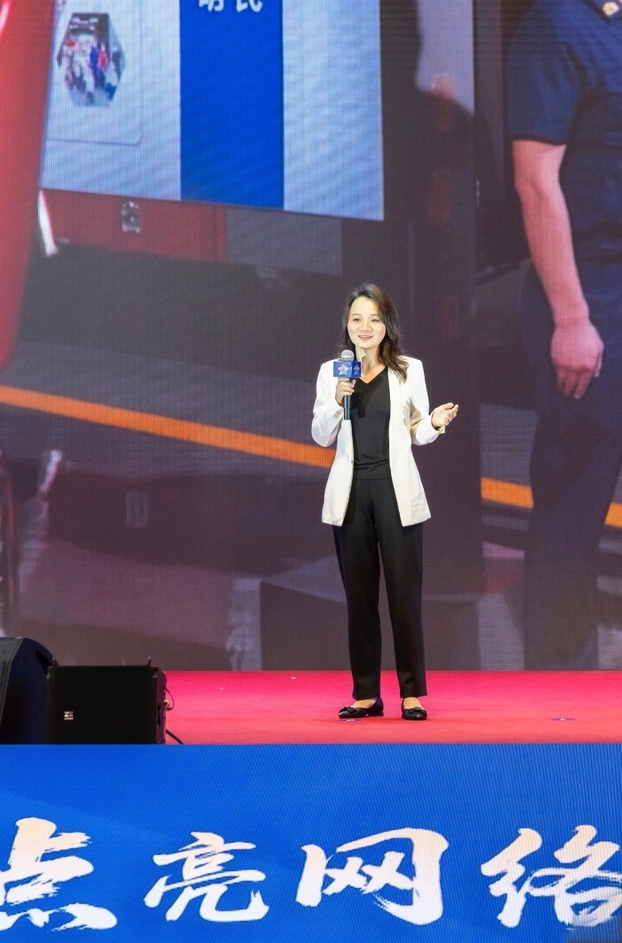 楊洸分享《繪制網絡文明“畫像”》