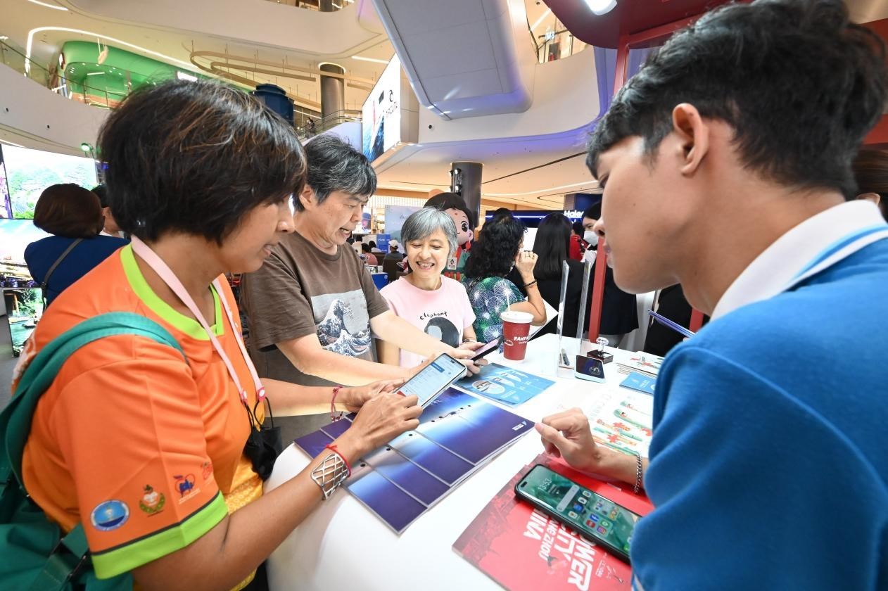 游客在航空公司展臺前了解機票優(yōu)惠活動。主辦方供圖