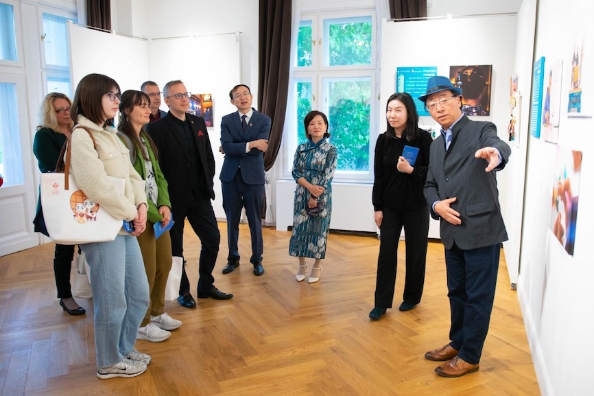 藝術(shù)家李守白現(xiàn)場導(dǎo)覽。圖片由布達(dá)佩斯中國文化中心供圖