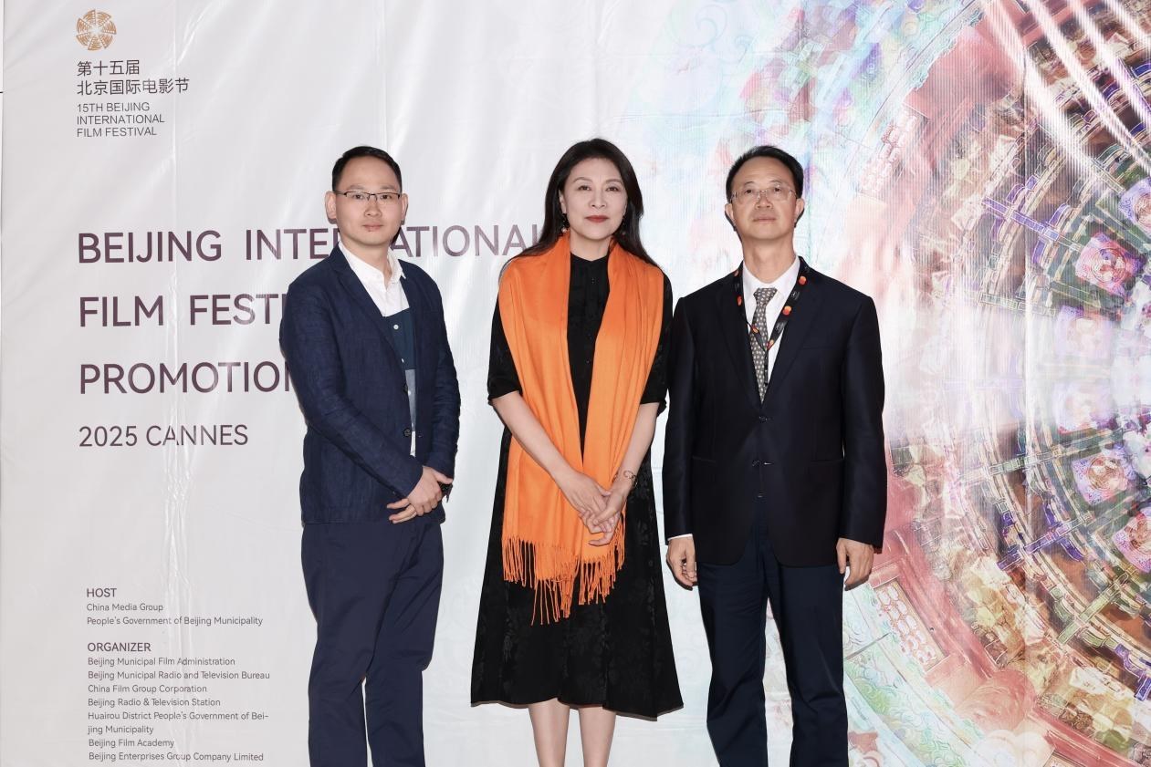 余俊生（右一）與《走走停?！穼?dǎo)演龍飛（左一）、演員岳紅（左二）合影。主辦方供圖