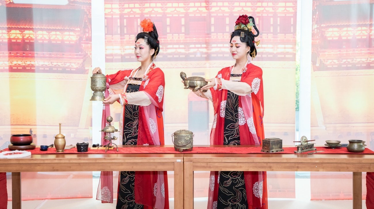 法門寺地宮出土文物一比一復(fù)刻的宮廷茶器。中國(guó)駐大阪旅游辦事處供圖