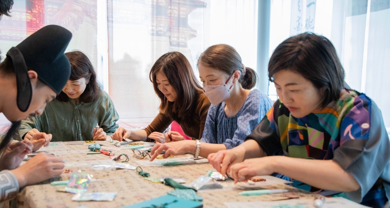 客人體驗(yàn)制作綠松石銅牌。中國(guó)駐大阪旅游辦事處供圖