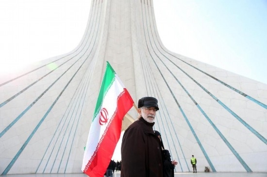 2月10日，在伊朗首都德黑蘭阿扎迪廣場(chǎng)，民眾參加紀(jì)念伊朗伊斯蘭革命勝利46周年集會(huì)。新華社記者沙達(dá)提攝