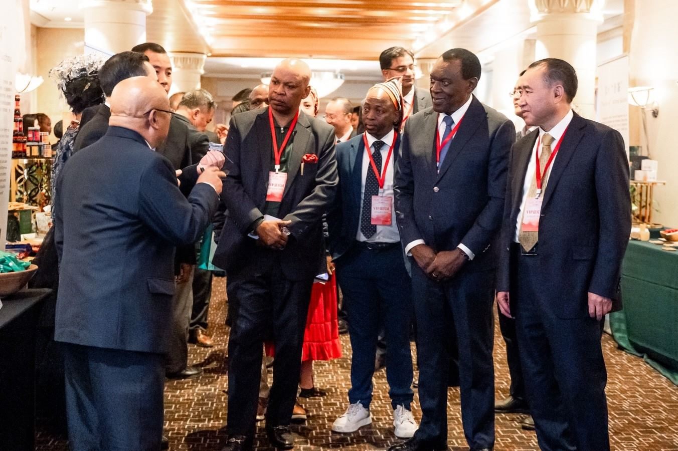 與會(huì)嘉賓走訪(fǎng)展臺(tái)。南非貴州商會(huì)供圖