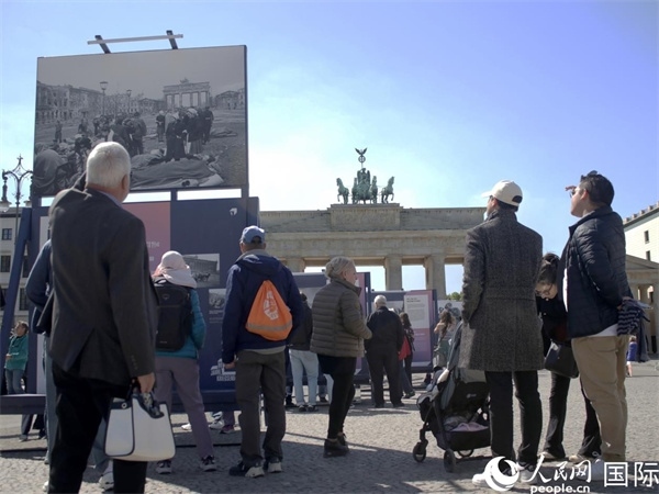 圖為勃蘭登堡門前，市民們在參觀歷史圖片展。人民網(wǎng) 肖晶攝