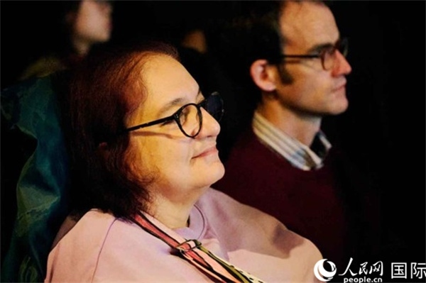 英國觀眾觀看巡展影片。楊浩鵬攝