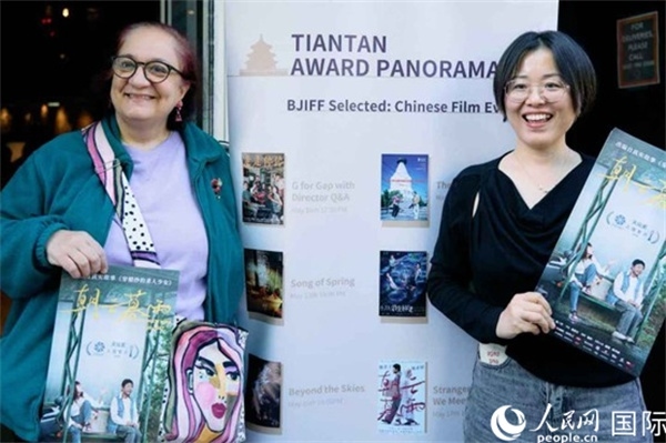 《朝云暮雨》放映前，觀眾前同主辦方互動(dòng)。楊浩鵬攝