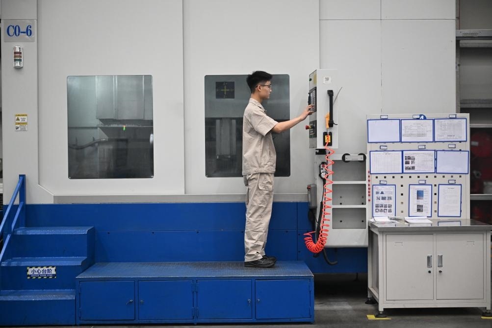 近日，工人在洛陽軸承集團股份有限公司的智能生產(chǎn)線上作業(yè)。新華社記者 李嘉南 攝