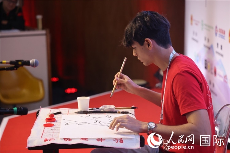 2025年“漢語橋”巴西賽區(qū)決賽的“才藝展示”環(huán)節(jié)，一名參賽者正在繪畫。人民網(wǎng)記者 時(shí)元皓攝