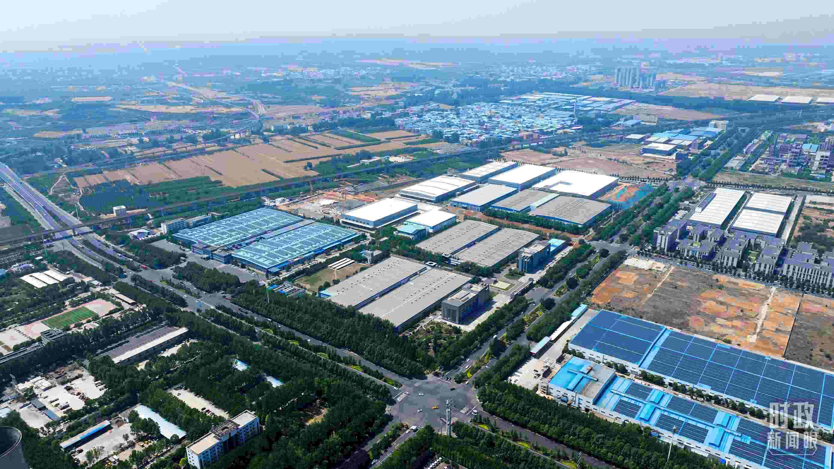 △俯瞰洛陽(yáng)軸承集團(tuán)股份有限公司。（總臺(tái)央視記者范凱拍攝）