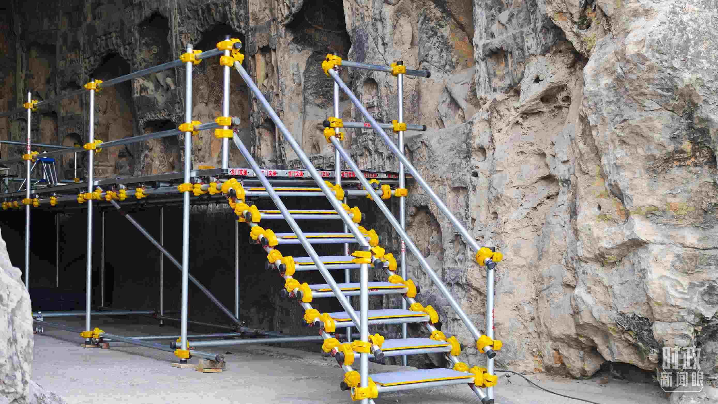 △龍門石窟古陽(yáng)洞文物修護(hù)現(xiàn)場(chǎng)。（總臺(tái)央廣記者潘毅拍攝）