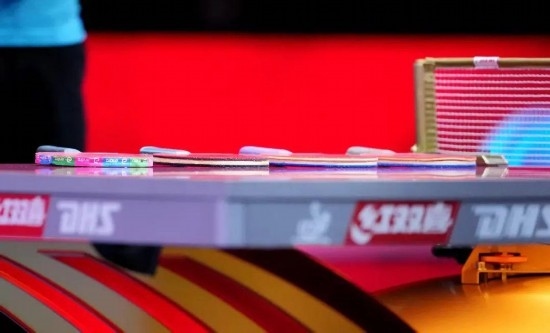 王楚欽的球拍為最右側(cè)那支。