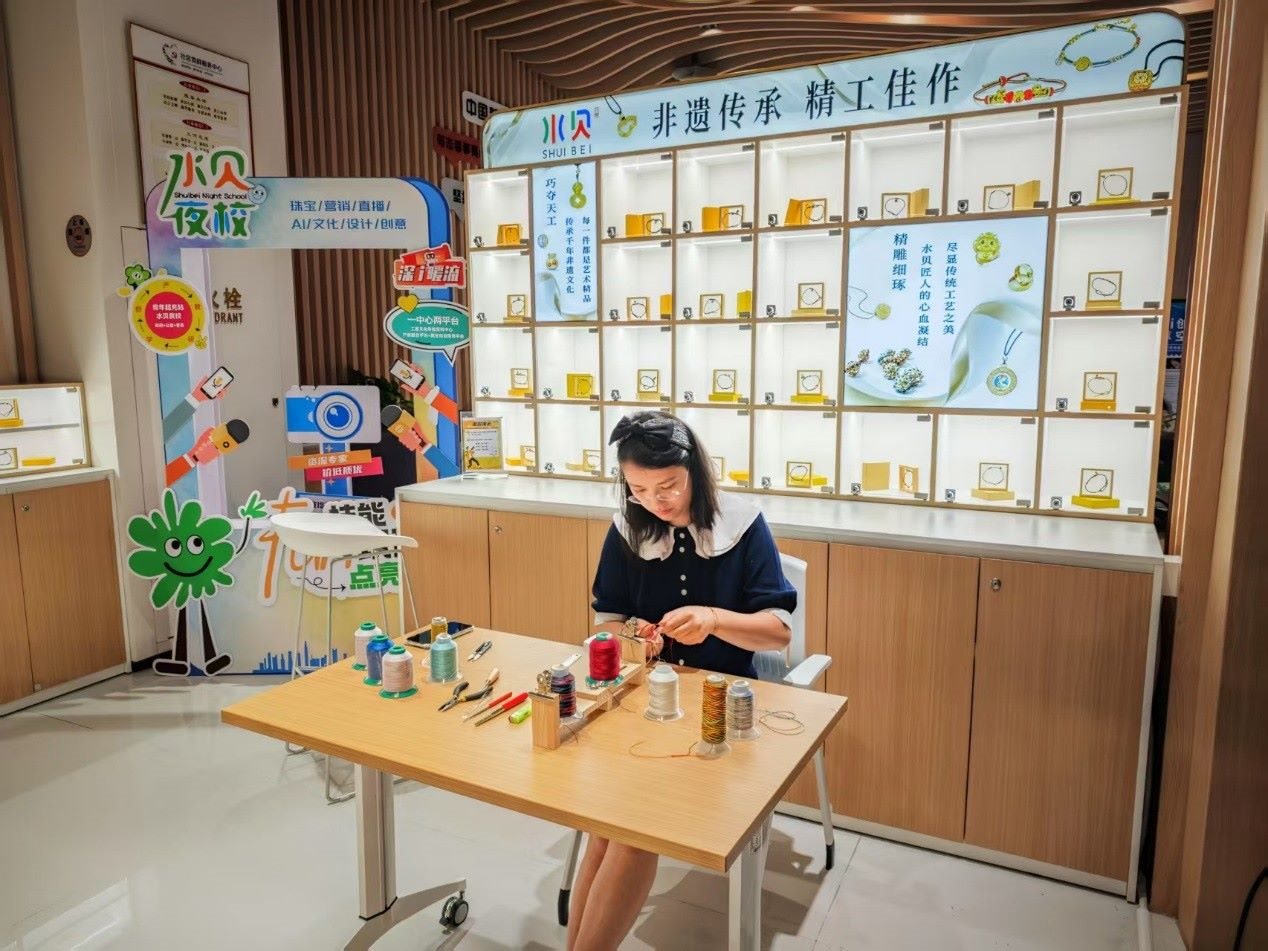 水貝夜校學(xué)員正在展示手工編繩過程。人民網(wǎng) 肖聰聰攝