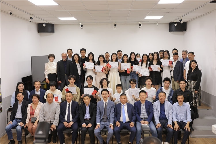 獲獎(jiǎng)?wù)吲c主辦方合影。主辦方供圖