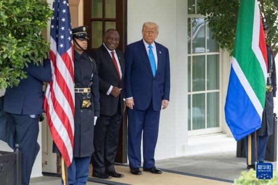 5月21日，美國(guó)總統(tǒng)特朗普（右二）在華盛頓白宮迎接到訪(fǎng)的南非總統(tǒng)拉馬福薩（右三）。新華社記者 胡友松 攝