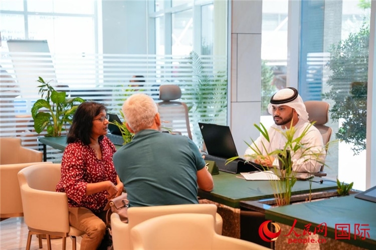 在阿治曼自由區(qū)一站式服務(wù)中心內(nèi)，工作人員為客商辦理業(yè)務(wù)。人民網(wǎng) 塔里克·易卜拉欣攝