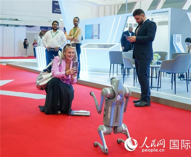 與會(huì)嘉賓被中企機(jī)器人吸引。人民網(wǎng) 塔里克·易卜拉欣攝