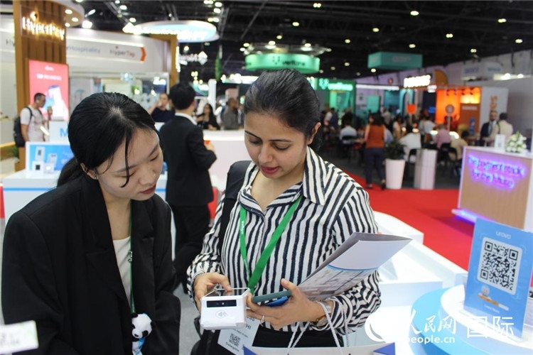 中外嘉賓交流。人民網(wǎng) 杰勒德·阿勒費(fèi)爾攝