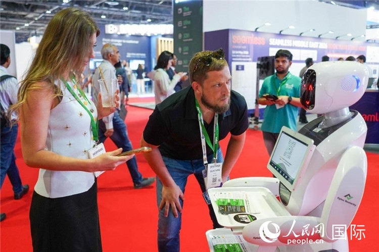 會(huì)上展示的電子支付機(jī)器人。人民網(wǎng) 塔里克·易卜拉欣攝