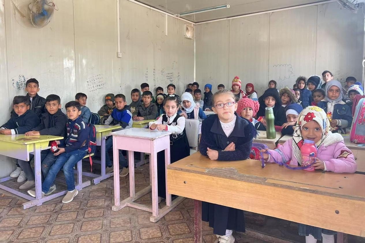 伊拉克卡爾巴拉省學(xué)生在簡(jiǎn)易板房?jī)?nèi)上課。中國(guó)電建供圖