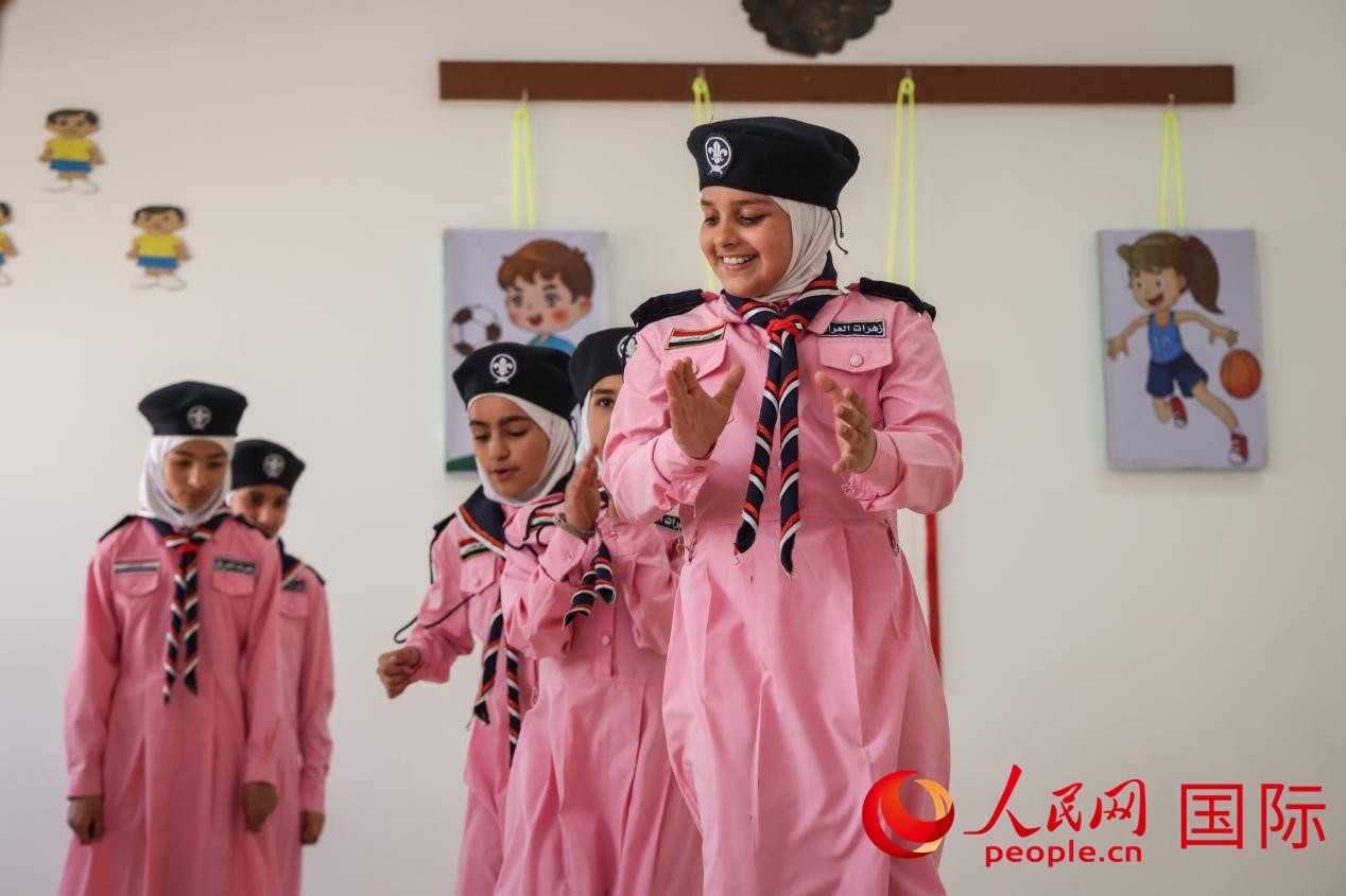 阿爾穆塔?阿里卡特國(guó)際學(xué)校的學(xué)生在展示課間活動(dòng)。人民網(wǎng)記者 薛丹攝