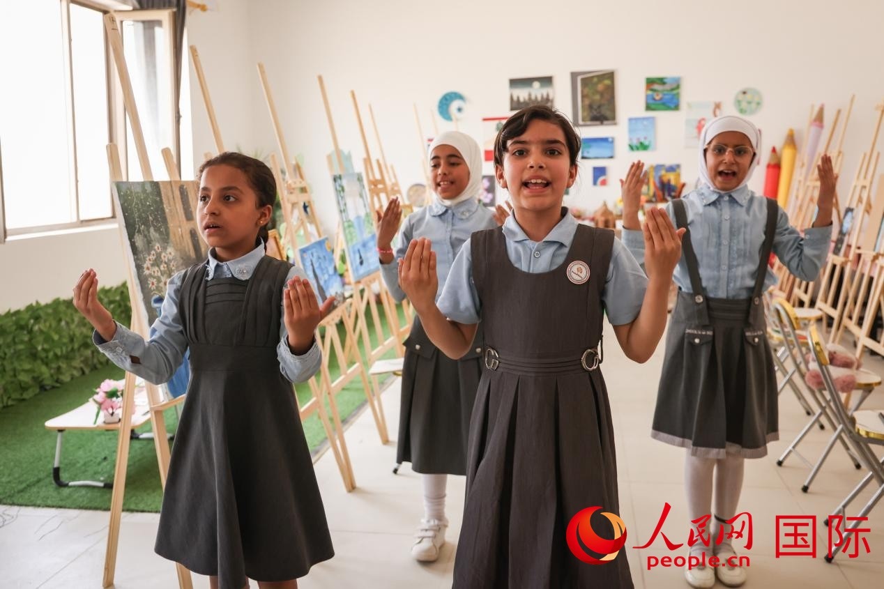 阿爾穆塔?阿里卡特國(guó)際學(xué)校的學(xué)生表演舞蹈。人民網(wǎng)記者 薛丹攝