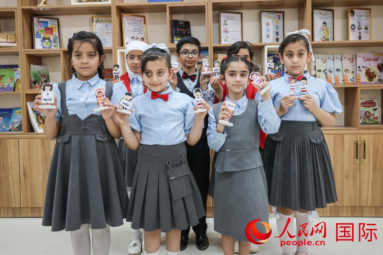 阿爾穆塔?阿里卡特國(guó)際學(xué)校的學(xué)生在圖書室上課。人民網(wǎng)記者 薛丹攝