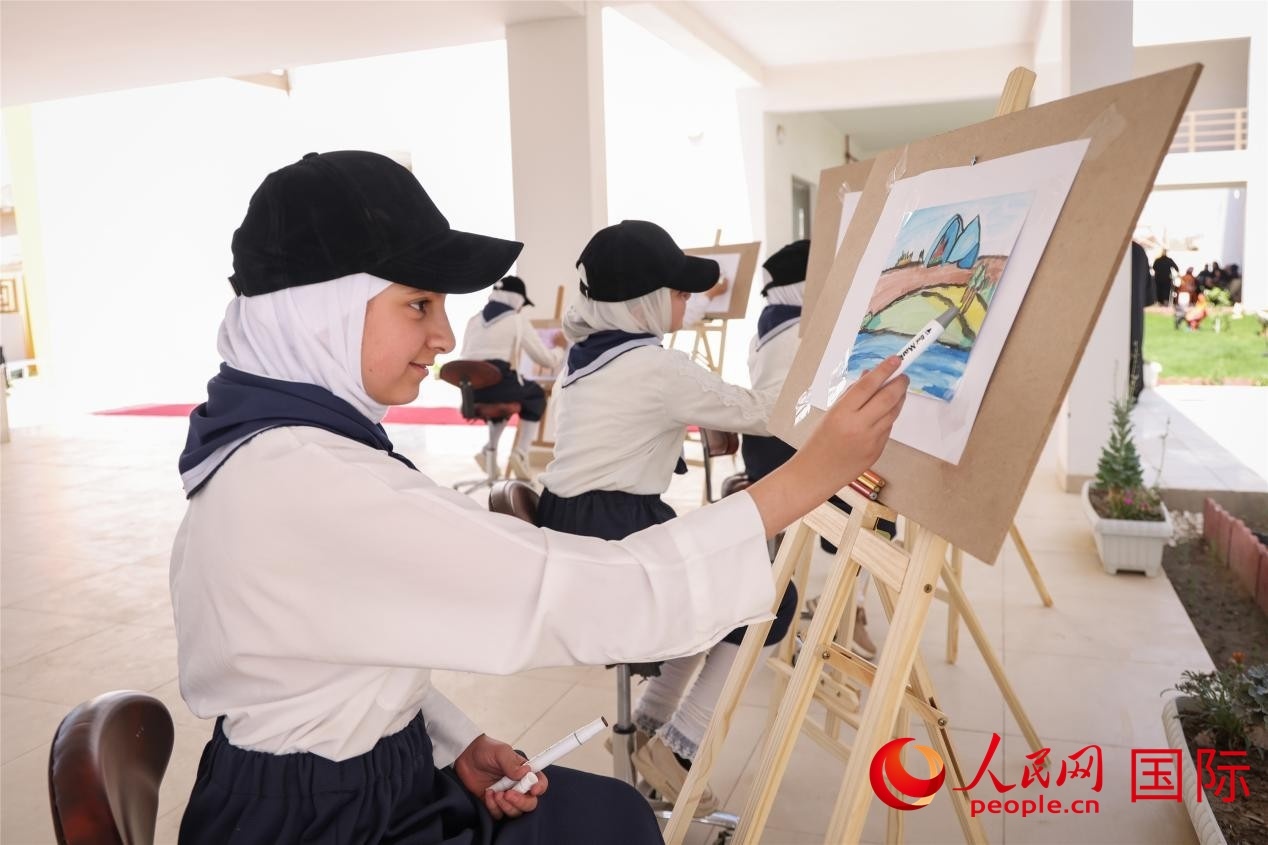 圖為阿爾·圖拉女子學(xué)校學(xué)生在上美術(shù)課。人民網(wǎng)記者 薛丹攝