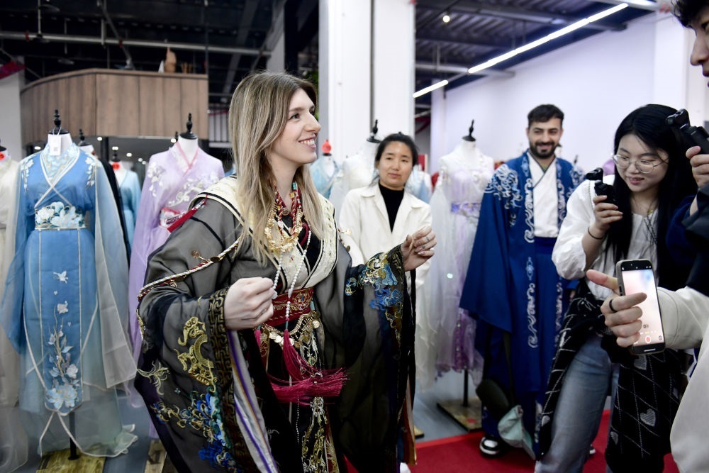 2025年4月8日，參加曹縣漢服文化節(jié)的意大利嘉賓卡米拉在試穿漢服。新華社記者郭緒雷 攝