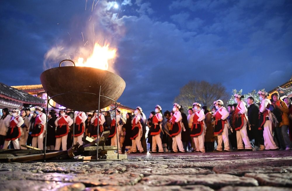 2025年1月11日，游客和居民在麗江古城打跳游玩。（趙慶祖攝）