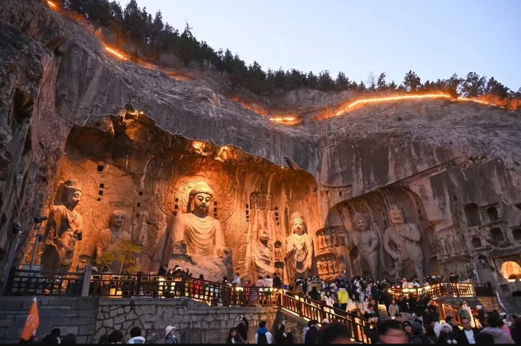 游客在龍門石窟參觀游覽。