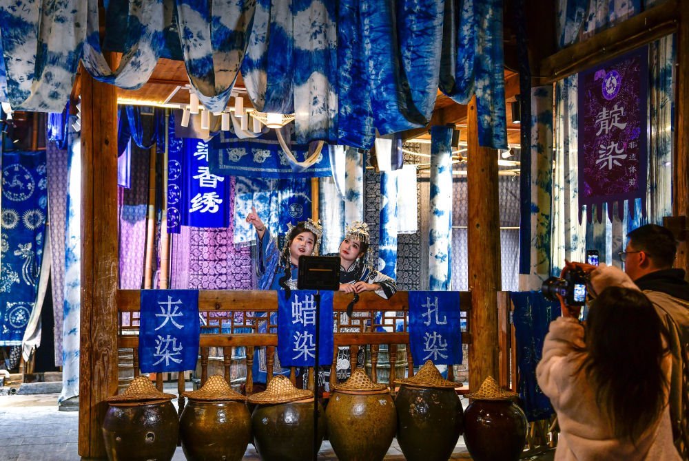 2025年3月17日，游客在貴州省黎平縣肇興侗寨里留影。新華社記者楊文斌 攝