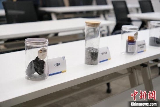 5月20日，浙大高分子科學(xué)與工程學(xué)系內(nèi)擺放著石墨礦等。 曹丹 攝