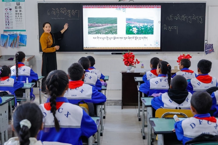 2024年9月27日，在四川省甘孜藏族自治州道孚縣城關(guān)第一完全小學(xué)，采取“藏加模式”教學(xué)的五年級一班的藏語文課上，準(zhǔn)木周老師指導(dǎo)藏族學(xué)生以家鄉(xiāng)草原風(fēng)物為主題寫作藏語文作文。新華社記者 沈伯韓 攝