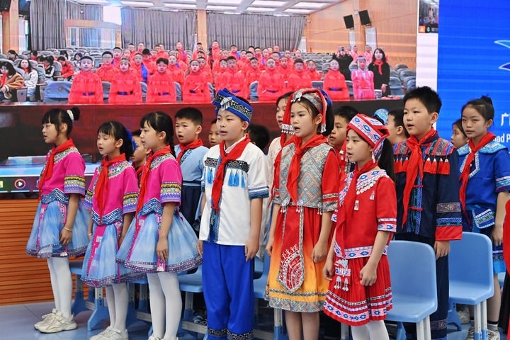 2025年3月28日，在“壯蒙一家親 共筑中國夢”手拉手主題云隊會上，廣西南寧市濱湖路小學(xué)四（1）中隊隊員通過網(wǎng)絡(luò)和內(nèi)蒙古鄂爾多斯東勝區(qū)第十二小學(xué)四（9）中隊隊員一起唱《中國少年先鋒隊隊歌》。新華社記者 周華 攝