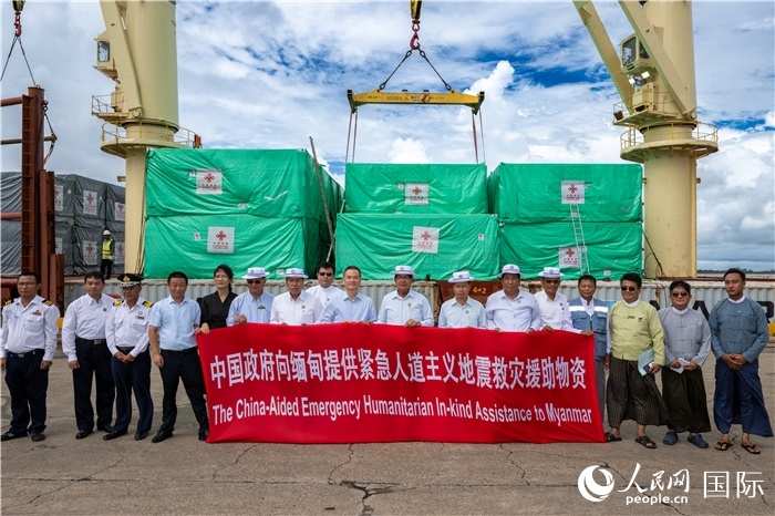 5月25日，中國駐緬甸大使館參贊歐陽道冰、仰光省首席部長梭登及緬有關部門官員出席援緬第十五批緊急人道主義地震救災物資交接儀式。人民網(wǎng)記者謝佳君攝
