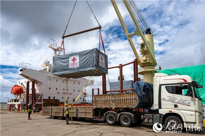 5月25日，當?shù)毓と嗽诟劭趶呢涊喩闲遁d援緬第十五批緊急人道主義地震救災物資。人民網(wǎng)記者謝佳君攝