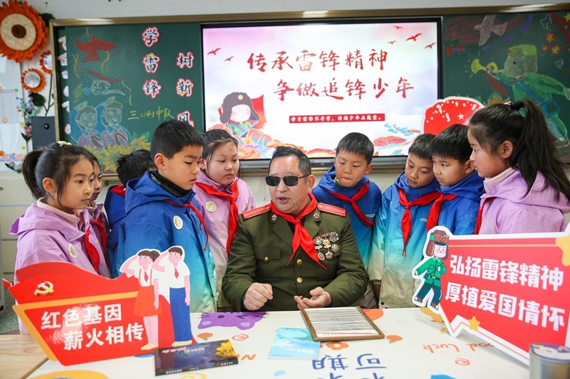 2025年3月3日，江蘇南通如皋市安定小學(xué)里，傷殘軍人許波銀在思政小課堂上向?qū)W生講述雷鋒故事。