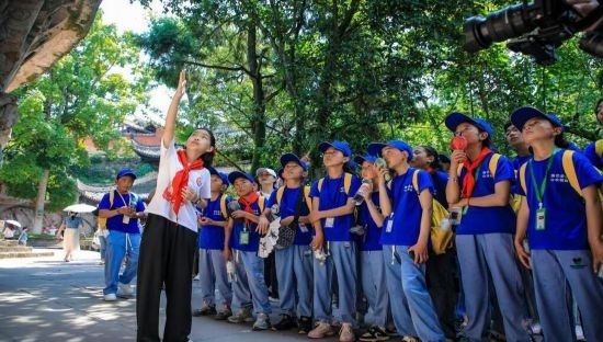 石刻小導(dǎo)游稅明潔為西藏小朋友志愿解說(shuō)。