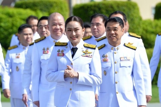 2024年9月7日，泰國總理佩通坦·欽那瓦（前中）及新一屆內(nèi)閣成員在位于首都曼谷的總理府與媒體見面。新華社發(fā)（拉亨攝）