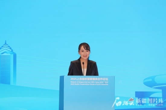 5月23日，在2025上合組織國家媒體合作論壇青年文化交流營活動(dòng)中，人民日?qǐng)?bào)社記者阿爾達(dá)克·塔巴拉克發(fā)言。石榴云/新疆日?qǐng)?bào)記者 李雄心攝