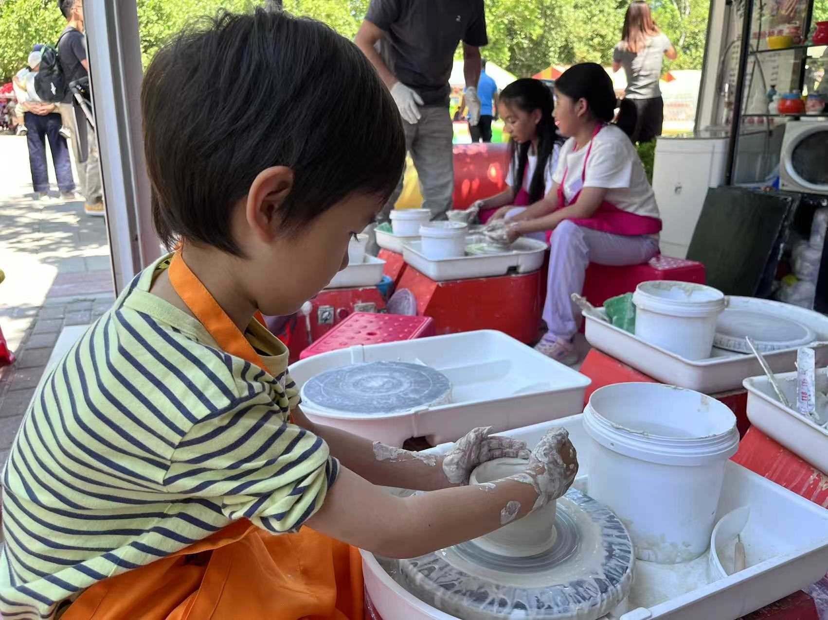 “小”游客在體驗陶藝制作。人民網(wǎng)記者 李楠樺攝