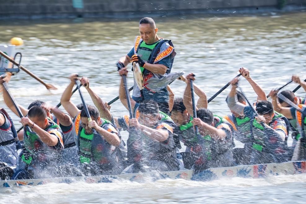 2025年5月27日，浙江寧波云龍鎮(zhèn)，首屆“我們的節(jié)日?端午看云龍”農(nóng)民龍舟邀請(qǐng)賽舉行。（圖片來(lái)源：視覺(jué)中國(guó)）